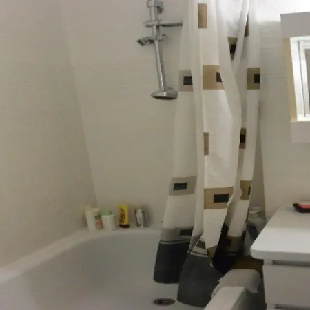 Mitoyenne T3 Avec Piscine Et Parking - Fr-1-607-49 Ferienhaus *